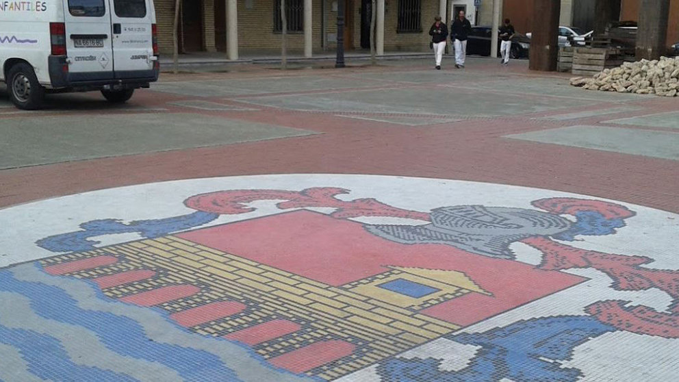 El escudo de Caparroso en la plaza consistorial de la localidad.