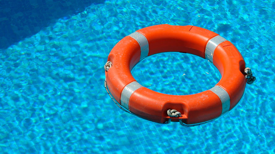 Un salvavidas flota en una piscina. ARCHIVO