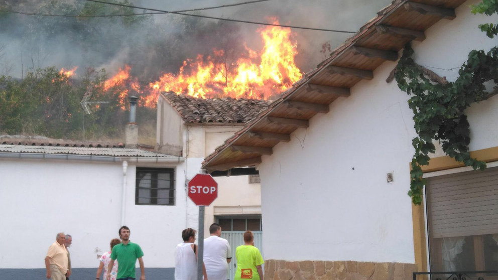 Los vecinos de Falces han sido sorprendidos por el fuerte fuego desatado en El Chorrón, próximo a viviendas.