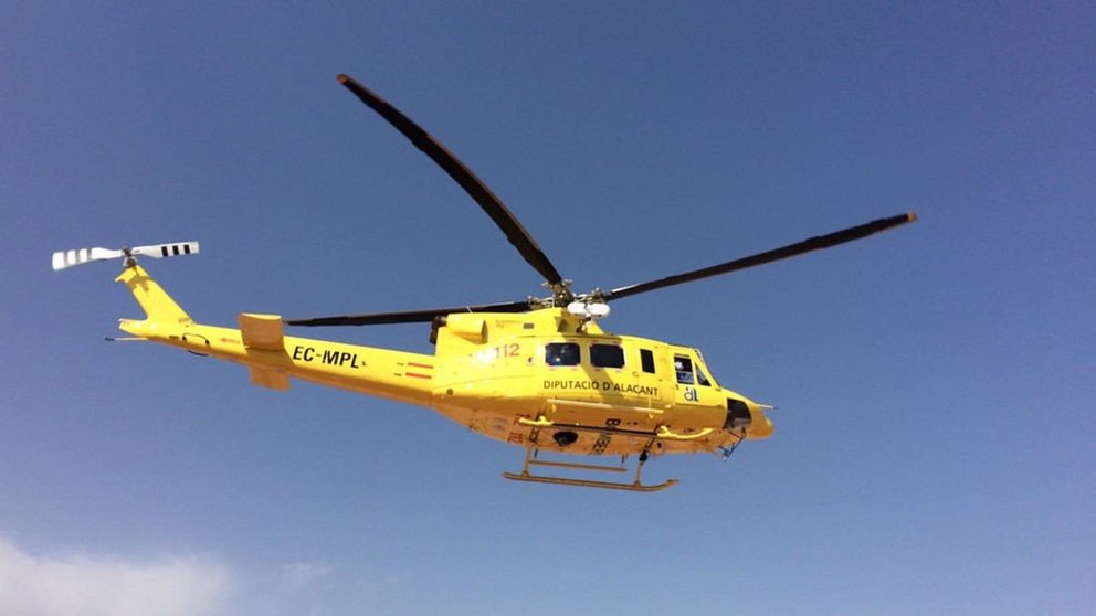 Un helicóptero de fumigación similar al que se ha estrellado en la localidad alicantina de Pego TWITTER