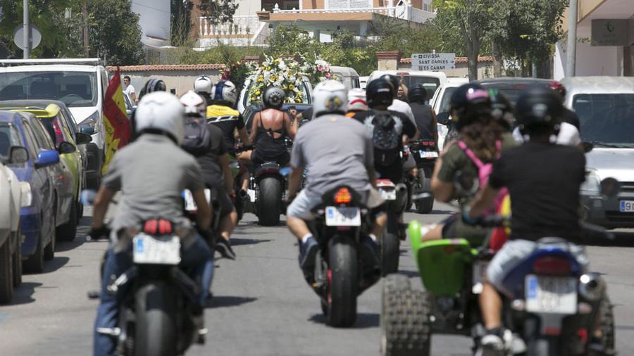 Una comitiva motera despide el féretro con los restos del campeón de motociclismo español Ángel Nieto, fallecido en un accidente de quad TONI ESCOBAR EFE