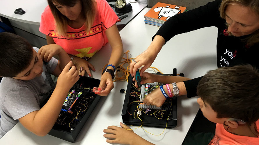 Varios niños con autismo reciben una clase de robótica en la Escuela de Verano de ANA. CEDIDA