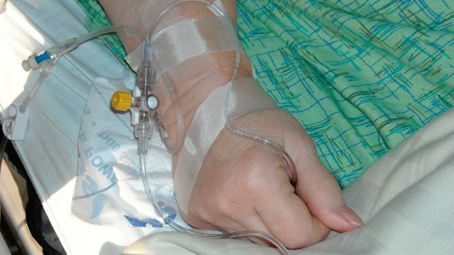 Una paciente con un gotero en un hospital. ARCHIVO
