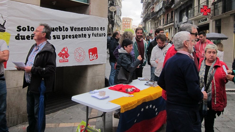 Mesa informativa sobre la situación en Venezuela, instalada por el PCE EPK Navarra, Gazte Komunistak e IU Navarra en la calle Mercaderes de Pamplona EP