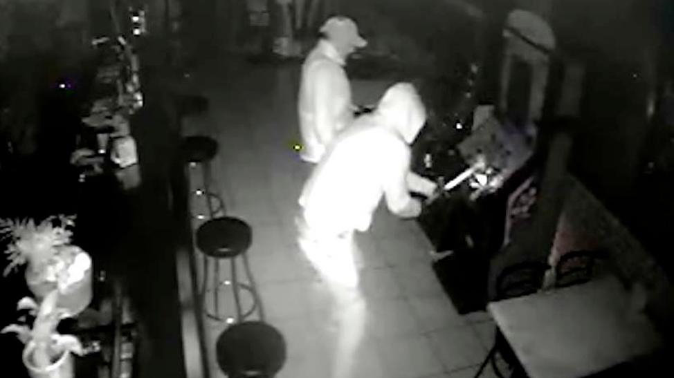 Dos ladrones robando en una máquina recreativa de un bar IMAGEN DE ARCHIVO Mossos d'Esquadra