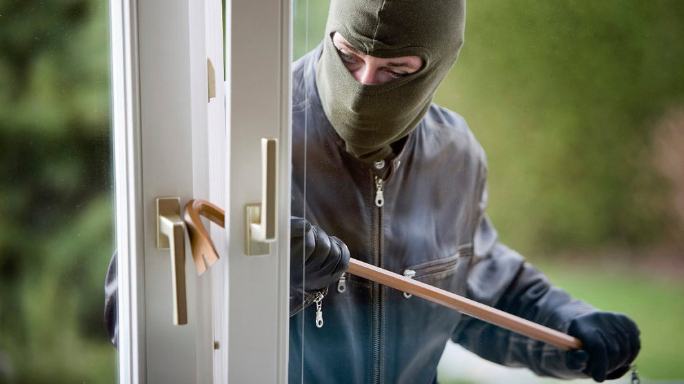 Imagen de un ladrón forzando una ventana para entrar a robar en un domicilio. ARCHIVO