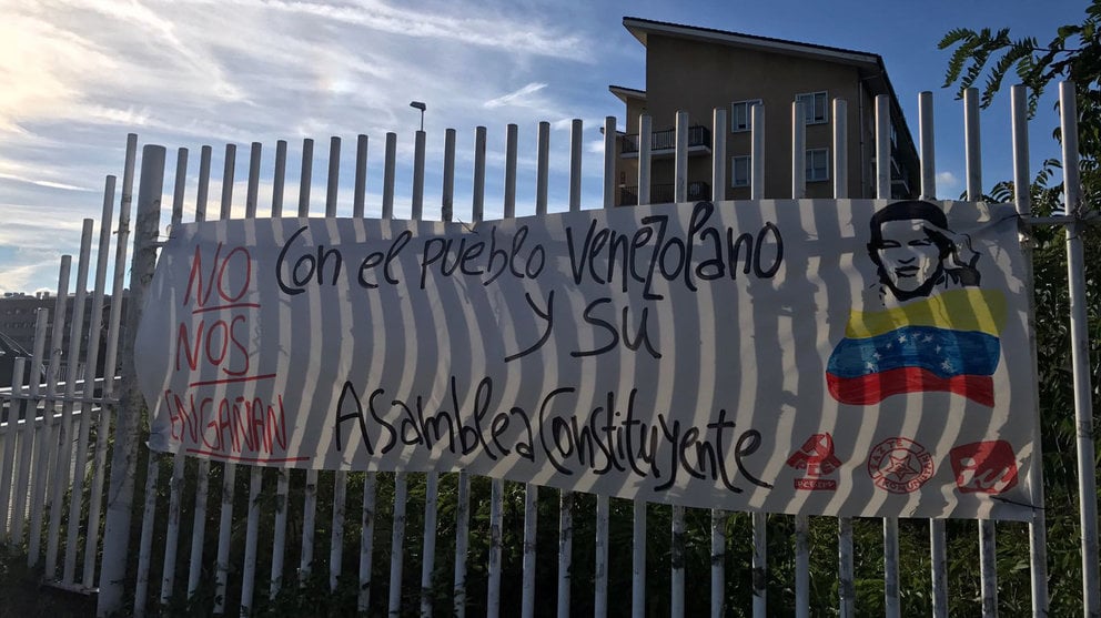 Pancarta firmada por IU y colocada en Cuatro Vientos en favor del gobierno de Nicolás Maduro en Venezuela