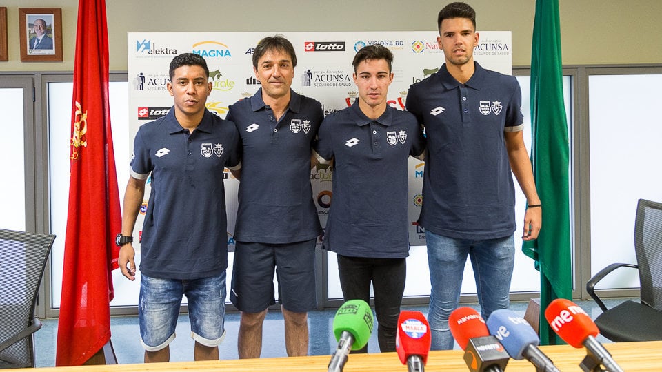 El entrenador del C.A. Osasuna Magna, Imanol Arregui, presenta a Bynho, Edu y Alex como nuevos jugadores del equipo (01). IÑIGO ALZUGARAY