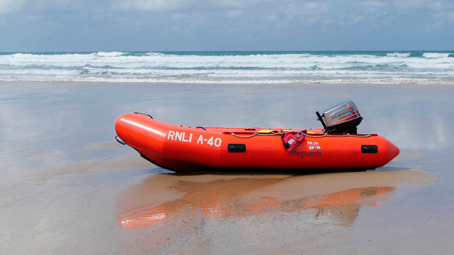 Imagen de recurso de una lancha salvavidas en una playa. ARCHIVO