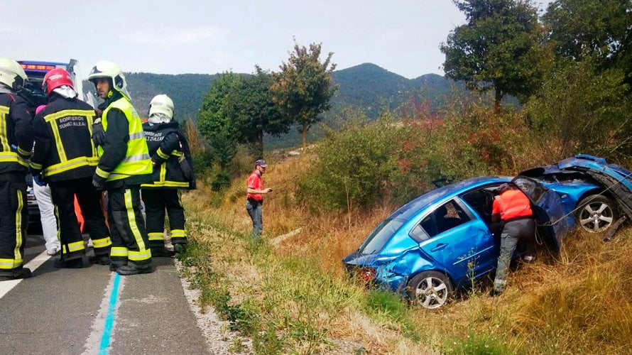Los bomberos y los efectivos sanitarios atienden a las cinco mujeres heridas leves en el accidente de Sorauren. POLICÍA FORAL