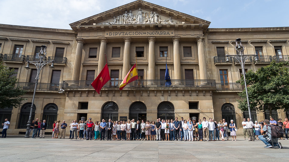 Concentración convocada por el Gobierno de Navarra en protesta por los atentados de Cataluña (01). IÑIGO ALZUGARAY