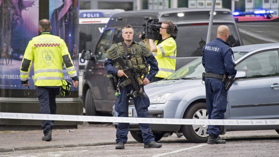 La policía y los cuerpos de seguridad del Estado vigilan la céntrica plaza finlandesa de Turku, donde un individuo ha apuñalado a varias personas EFE 2