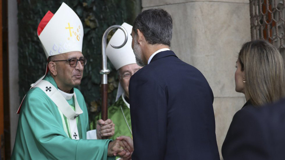 Los Reyes saludan al arzobispo de Barcelona, Juan José Omella, a su llegada a la Sagrada Familia para asistir a la misa en memoria de las víctimas de los atentados EFE