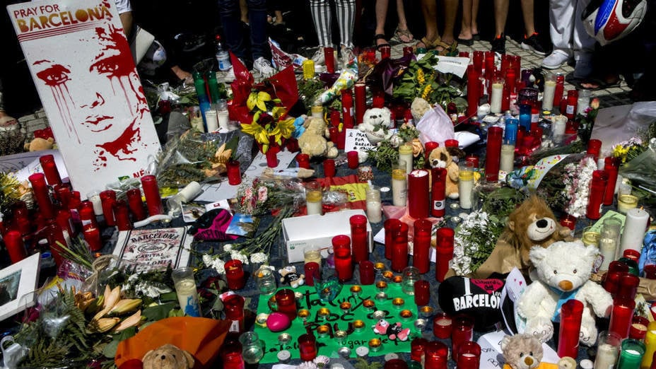 Velas, dibujos y muñecos en recuerdo de las víctimas del atentado de Bacelona. EFE 