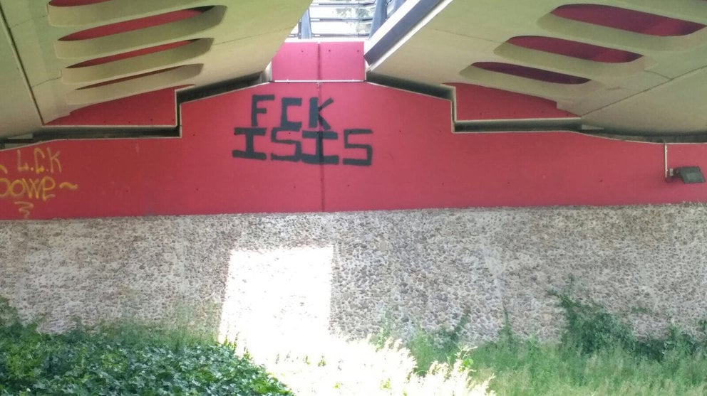 Pintada en contra del ISIS realizada bajo un puente entre el Soto de Lezkairu y el segundo Ensanche de Pamplona