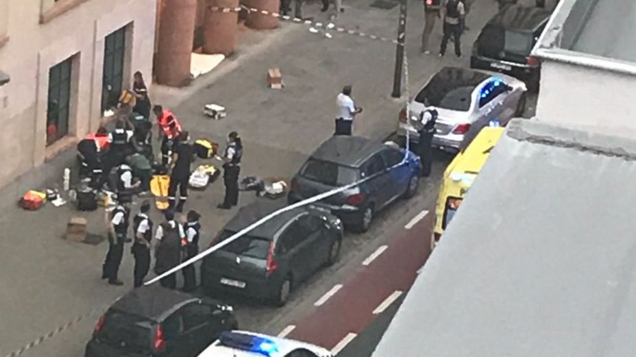 Imagen del lugar donde un hombre ha tratado de acuchillar a dos militares al grito de Alá es grande en Bruselas TWITTER