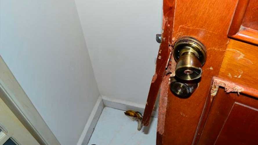 Imagen de recurso de una puerta con la manilla rota. ARCHIVO