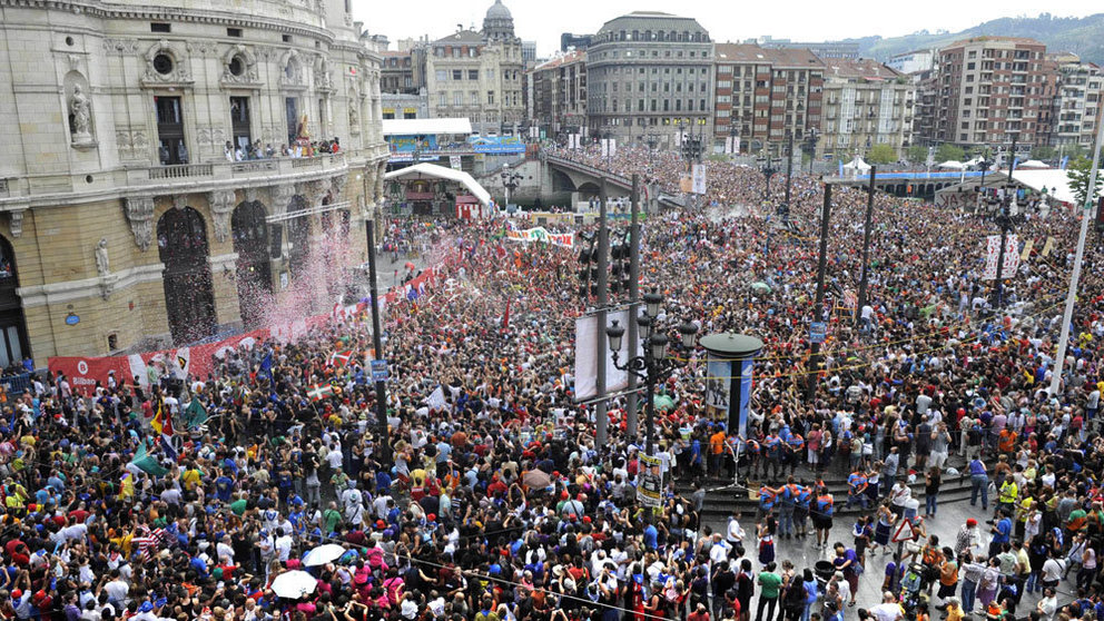 Miles de personas han asistido en la Plaza del Arriaga al lanzamiento del chupinazo, que da comienzo a la Semana Grande en Bilbao (Vizcaya). EFE/MIGUEL TOÑA