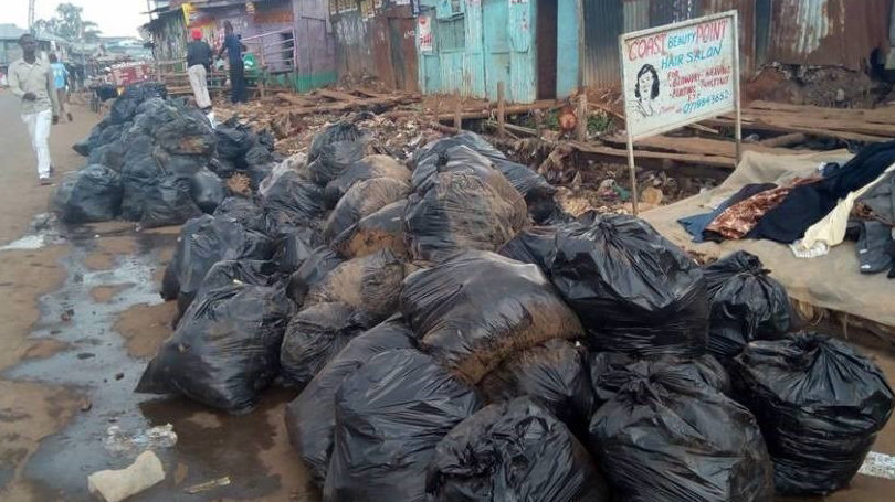 Bolsas de plástico llenas de basura apiladas en un calle de Kenia KUBUKA.