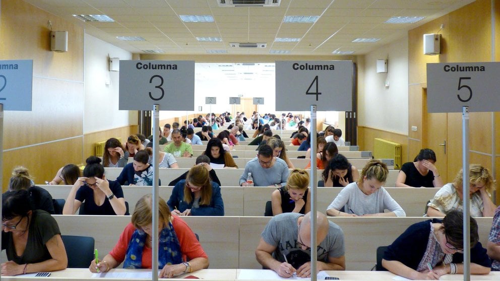 Varios alumnos de la UNED en Pamplona afrontan un examen.