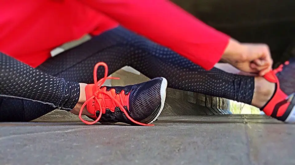 Imagen de un mujer anudándose las zapatillas deportivas tras salir a correr para practicar deporte ARCHIVO