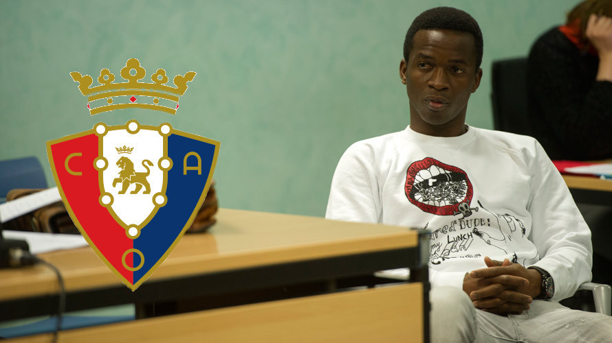 El escudo de Osasuna y la imagen del jjugador Mamadou Koné durante su comparecencia en un juzgado navarro por la demanda interpuesta por el club navarro