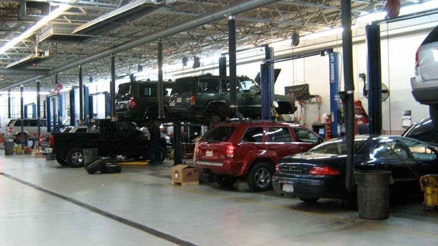 Varios coches en un taller mecánico en una imagen de archivo. ARCHIVO