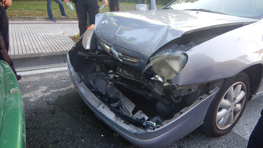 Daños producidos en uno de los coches implicados en una colisión por alcance ocurrida en la calle Puente Miluce de Pamplona. POLICÍA MUNICPAL
