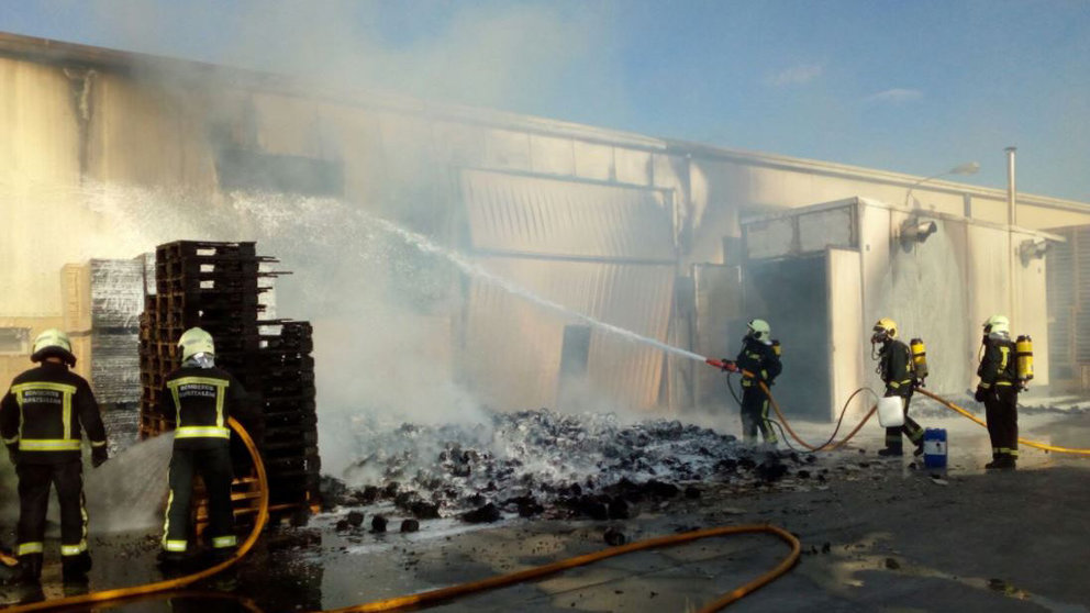 Incendio de una nave de palets de madera en Gazólaz BOMBEROS DE NAVARRA 3