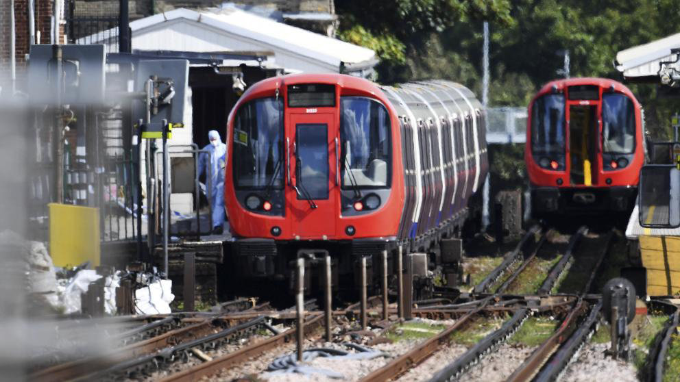 La policía forense trabaja en el lugar donde se ha producido una explosión en un vagón de tren en Londres EFE