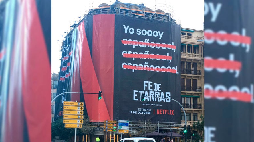 Cartel de Netflix situado frente al Kursaal de San Sebastián anunciando su comedia sobre la banda terrorista ETA que preestrenará en el Festival de Cine donostiarra