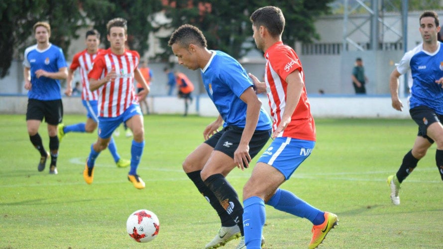 Valdo controla el esférico ante el Sporting B. Peña Sport.