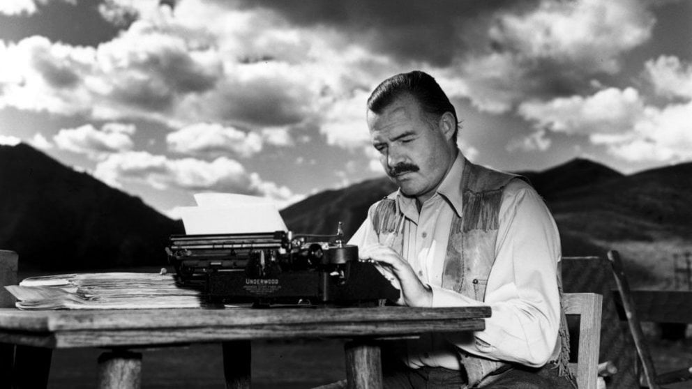 Ernest Hemingway redacta en su máquina de escribir
