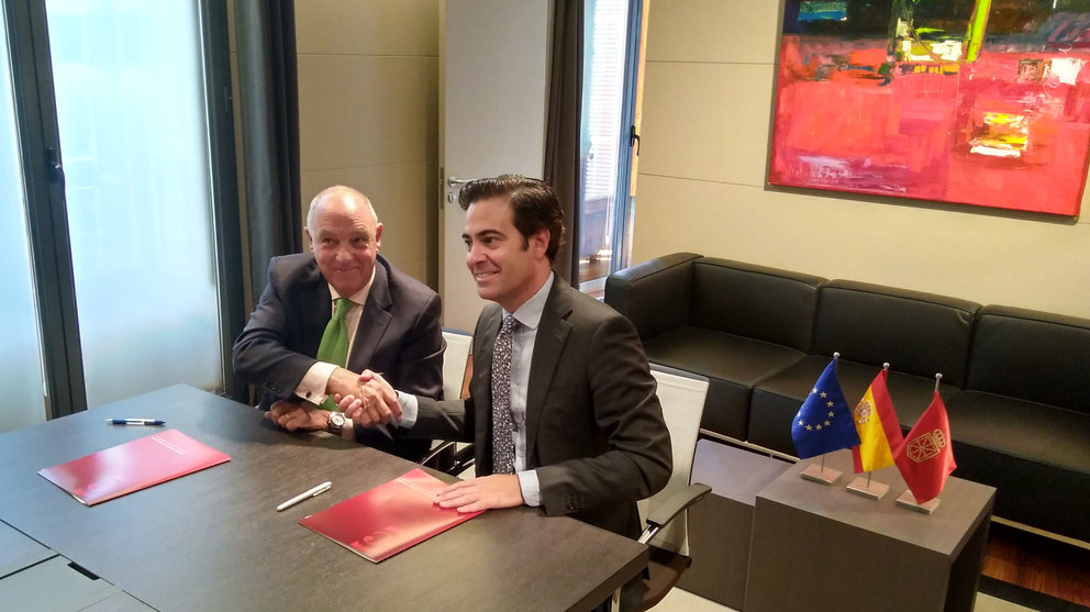 El presidente de la Cámara de Comercio de Navarra, Javier Taberna, y el presidente del Instituto de Crédito Oficial, Pablo Zalba, firman un acuerdo CEDIDA