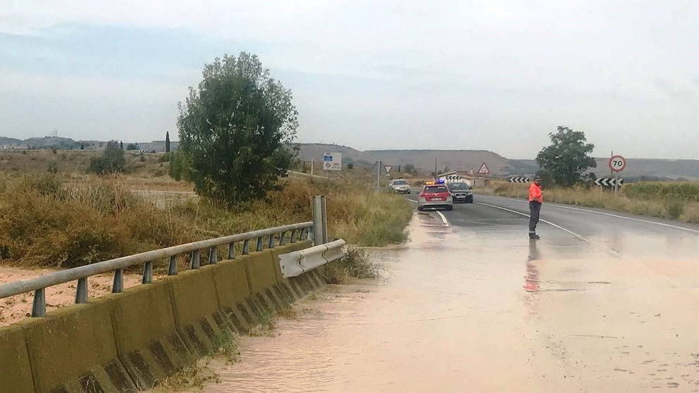 La carretera NA126 en Tudela cortada en dirección hacia Cabanillas por las lluvias caídas en las últimas horas en Navarra POLICÍA FORAL