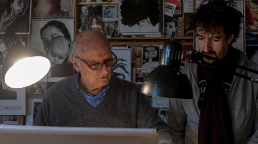 El director navarro durante el rodaje de su nuevo documental centrado en el prestigioso realizador Carlos Saura Foto Óscar Fernández Orengo