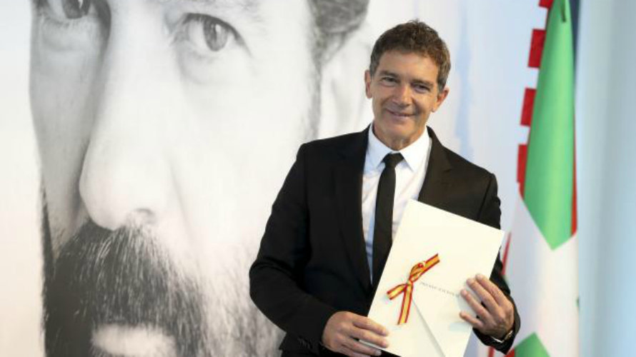 Antonio Banderas recoge el Premio Nacional de Cinematografía en el Festival de San Sebastián EFE