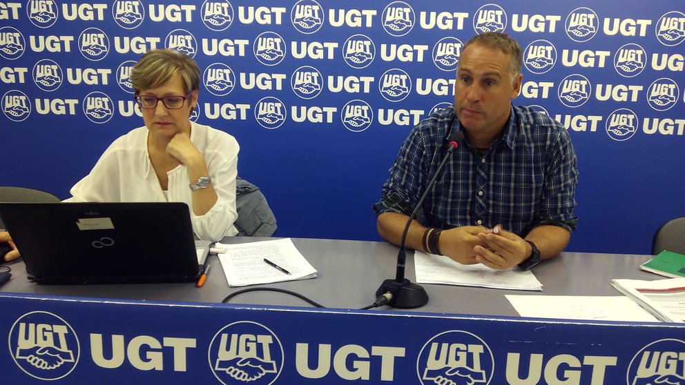Gorka Martínez y Ana Fernández presentan la propuesta de UGT para crear un sello de calidad turístico en Navarra. CEDIDA