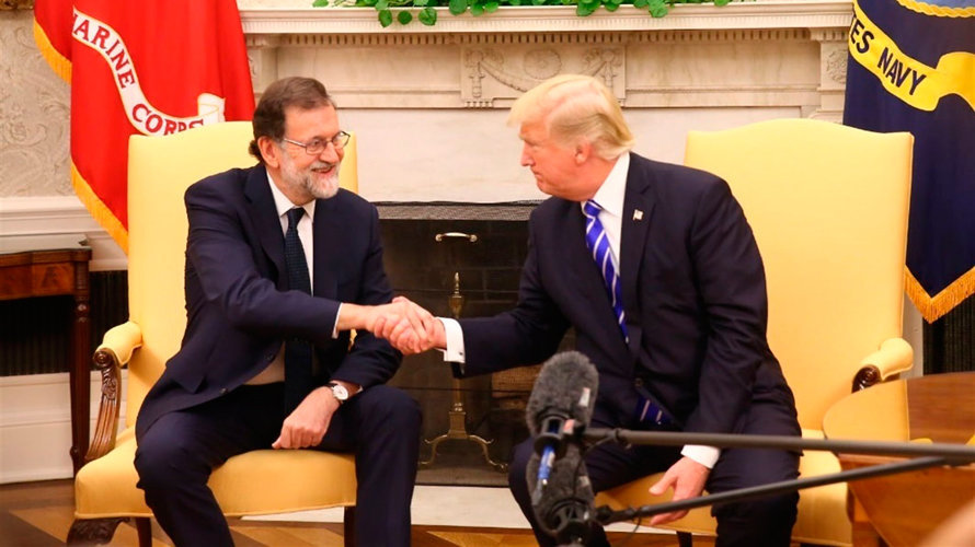El-presidente-del-Gobierno-de-España,-Mariano-Rajoy,-estrecha-la-mano-del-mandatario-de-Estados-Unidos,-Donald-Trump