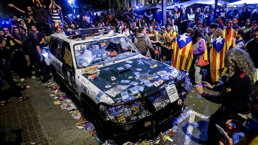 Varios radicales destrozan un coche de la Guardia Civil en Barcelona. EFE
