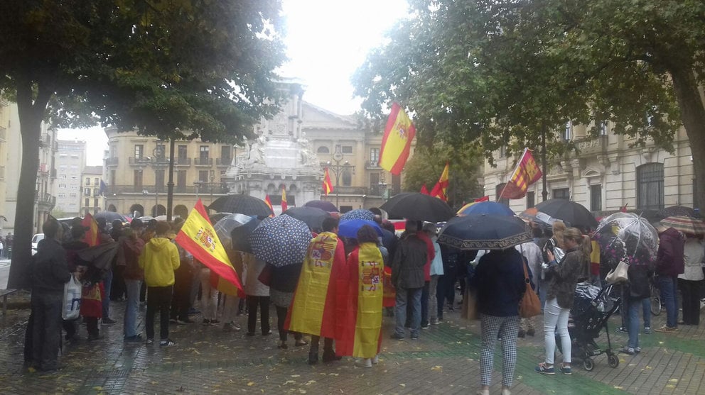 Manifestación por la defensa de la unidad de España junto al Monumento a los Fueros en el Paseo Sarasate de Pamplona.