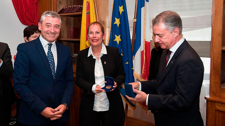 Navarra recibe la medalla de la villa de la localidad francesa de Oloron Sainte-Marie