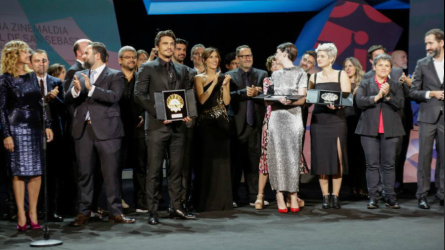 James Franco posa con la Concha de Oro junto al resto de galardonados en la 65 edición del Festival de San Sebastián Foto ZINEMA