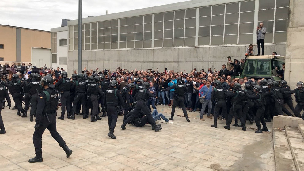 Agentes de la Guardia Civil entran en el punto de votación de Puigdemont