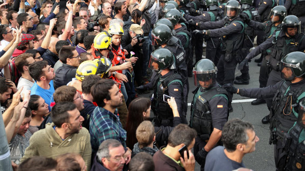 Cientos de personas manifestándose frente a agentes de la Guardia Civil desplegados durante el referéndum ilegal de Cataluña EP