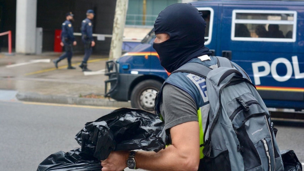 Un agente de la Policía Nacional durante la jornada del referéndum en Cataluña.