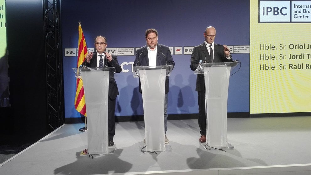 El conseller de la Presidencia, Jordi Turull, acompañado del vicepresidente del Govern, Oriol Junqueras, y del conseller de Asuntos Exteriores, Raül Romeva.