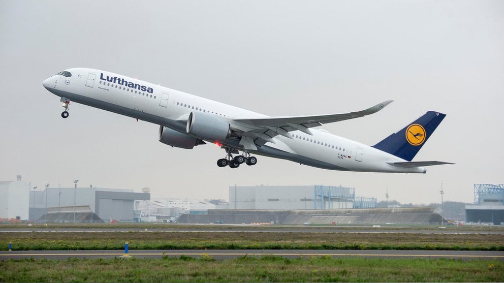 Un avión de la compañía alemana Lufthansa despega desde un aeropuerto ARCHIVO