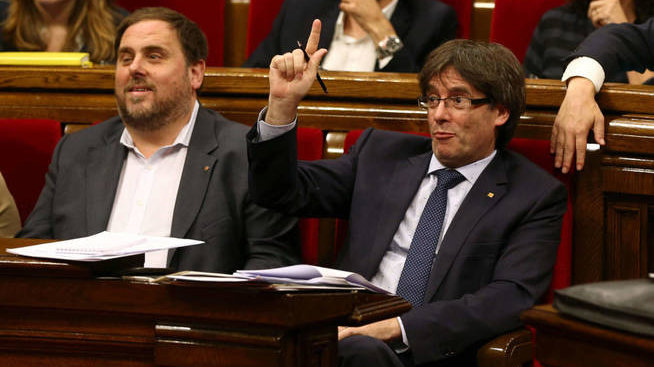 El president de la Generalitat, Carles Puigdemont, junto al vicepresidente Oriol Junqueras en el Parlament de Cataluña EFE