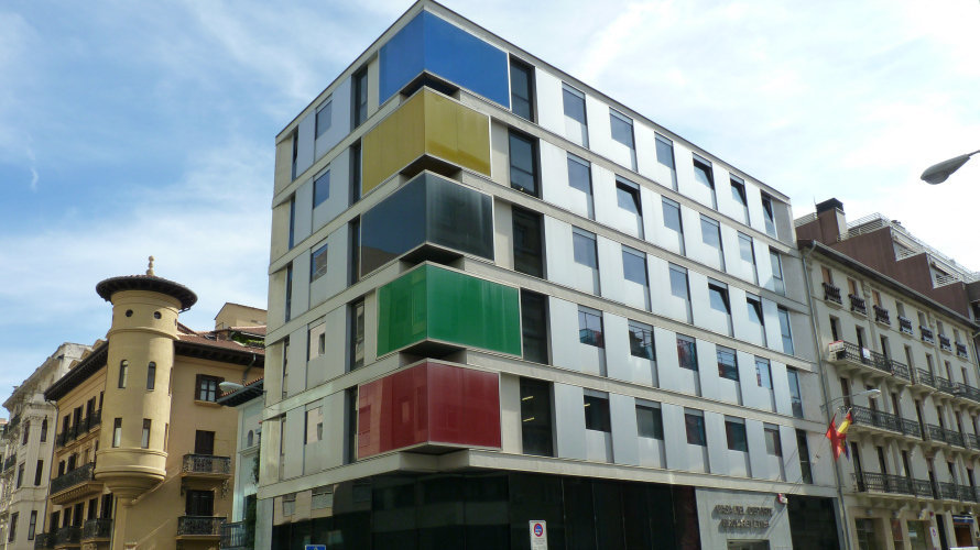 Edificio de la Casa del Deporte en Pamplona.
